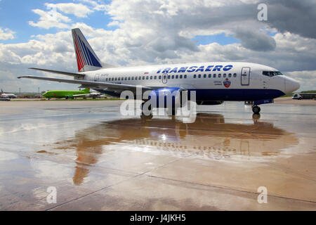 DOMODEDOVO, Moscow Region, Russia - 27 Maggio 2011: Transaero Airlines Boeing 737-500 EI-DTU in rullaggio a Aeroporto internazionale di Domodedovo. Foto Stock