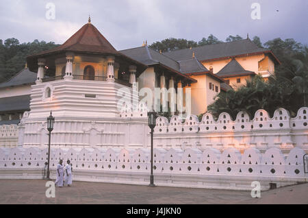 Sri Lanka, Kandy, Dalada Maligawa per il tempio, i passanti da Asia, Asia del Sud, Stato insulare, Sri Lanka Prajatantrika Samajavadi Janarajaya, isola, Kandi, città e luogo di interesse, zona palazzo, tempio del santo cog, religione, Buddismo, fede, struttura, buddista, architettura, donne andare Foto Stock