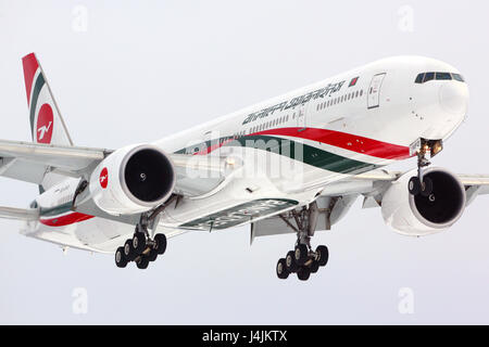 SHEREMETYEVO, Moscow Region, Russia - 7 gennaio 2014: Biman Boeing 777-300 S2-AFO sbarco presso l'aeroporto internazionale di Sheremetyevo con il Bangladesh primo Foto Stock