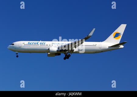 SHEREMETYEVO, Moscow Region, Russia - 5 giugno 2011: Aerosvit Boeing 767-300 UR-DNM sbarco presso l'aeroporto internazionale di Sheremetyevo. Foto Stock