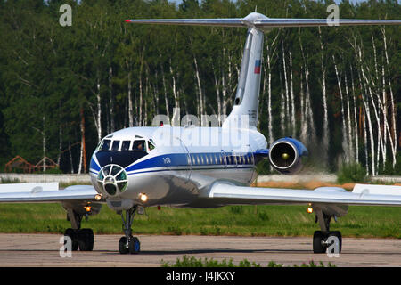 CHKALOVSKY, Moscow Region, Russia - luglio 5, 2010: Tupolev Tu-134A-3 RA-65573 di russo Air Force in rullaggio a Chkalovsky. Foto Stock