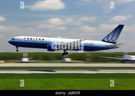 DOMODEDOVO, Moscow Region, Russia - 20 Maggio 2011: Boeing 767-300 N611UA di United Airlines in atterraggio a Aeroporto internazionale di Domodedovo. Foto Stock
