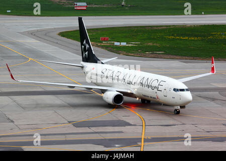 SHEREMETYEVO, Moscow Region, Russia - 16 maggio 2011:Turkish Airlines Boeing 737-800 TC-JFH indossando Star Alliance schema di verniciatura in rullaggio a Sheremetyevo ho Foto Stock