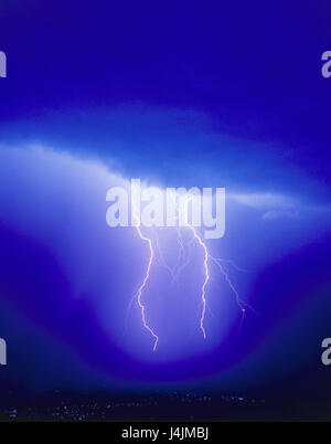 Austria, Tirolo, Innsbruck, tempesta, notte lampeggia, blu, meteo, nuvole, storm cloud Foto Stock