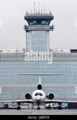 DOMODEDOVO, Moscow Region, Russia - 16 Aprile 2011: Tupolev Tu-154M RA-85069 Utair di compagnie aeree all aeroporto internazionale di Domodedovo. Foto Stock