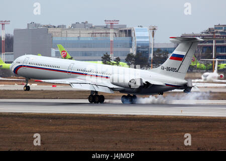 DOMODEDOVO, Moscow Region, Russia - 11 Aprile 2011: Ilyushin IL-62M RA-86495 di russo air force è atterrato all aeroporto internazionale di Domodedovo. Foto Stock
