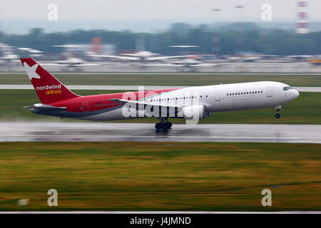 SHEREMETYEVO, Moscow Region, Russia - Giugno 14, 2011: Boeing 767-300 VQ-bra di Nordwind airlines decolla presso l'aeroporto internazionale di Sheremetyevo. Foto Stock