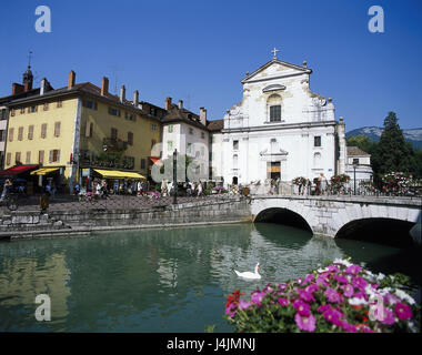 Francia, Haute-Savoie, Annecy, vista sulla città, sul fiume ponte Dauphine, sulle alpi francesi, fiume, case, pedoni, passanti, turismo Foto Stock