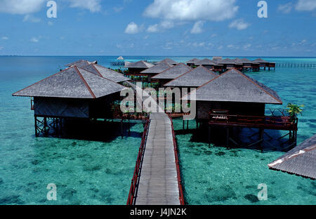 Borneo, Sabah, isola Mabul, Sipadan Water Village, edificio su palafitte, bridge, sul mare Foto Stock