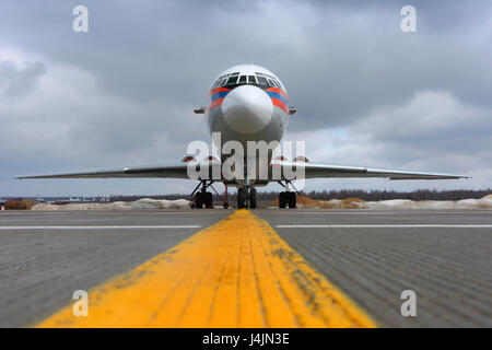 DOMODEDOVO, Moscow Region, Russia - 16 Aprile 2011: Ilyushin IL-62M RA-86570 del Ministero delle situazioni di emergenza della Russia a livello internazionale Domodedovo Foto Stock