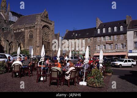 Francia, Bretagna, San-pol-de-Leon, cattedrale, street cafe chiesa, cafe, dipartimento Finistere, turismo, gastronomia, esterno Foto Stock