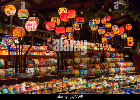 Stuttgart, Germania - 3 dicembre 2016: vetro colorato portacandele in un chiosco al mercato di Natale (weihnachtsmarkt) il 3 dicembre 2016 a Stoccarda Foto Stock