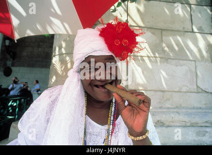 Cuba, La Habana, donna, ridere, fumo di sigaro, ritratto sorriso al di fuori, cubana, locali, swarthy, non bianchi, folklore, vestiti, tradizionalmente, la nicotina Foto Stock