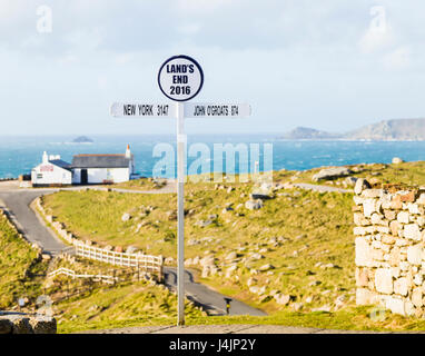Il segno iconico a Lands End in Cornovaglia, England, Regno Unito Foto Stock