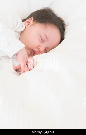 Neonato ragazza addormentata. Foto Stock