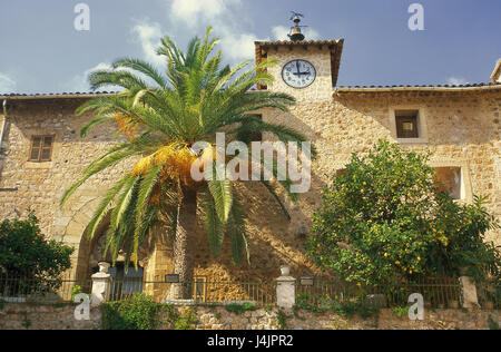 Spagna, Maiorca, Porreres, Santuari de Monti Sion, dettaglio nelle isole Baleari, isola del mediterraneo, isola, edificio Cloister, chiostro, facciata, Torre dell'orologio, del campanile, struttura, architettura, luogo di interesse, arbusti, palm, piante, luce della sera Foto Stock