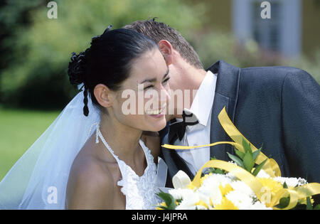 Sposa e lo sposo, felicemente, tenerezza, Kiss, metà ritratto coppie in viaggio di nozze, nozze, matrimonio sposarsi, matrimonio matrimonio foto, felicemente, affetto, cade nell'amore, amore, sposi e sposa velo, bouquet nuziale, fiori, gioia, matrimonio cerimonia, Kiss, affettuosamente, felicemente, tuning, sensazione, positivamente, stare insieme, fortuna Foto Stock