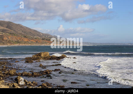 Spiaggia rocciosa presso leo carrillo state Beach, Malibu california Foto Stock