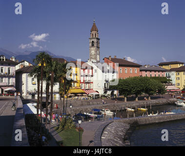 La Svizzera, Ticino, Lago Maggiore, Ascona, vista città, porto, street cafe lago, città, visualizzare imbarcadero, barche, terrazza, chiesa, edificio esterno Foto Stock