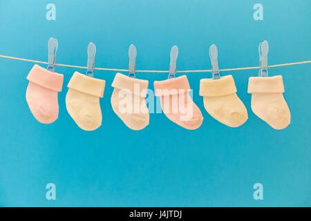 Baby calze appeso sulla linea di lavaggio. Foto Stock