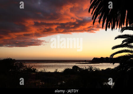 Rosso brillante nuvole sulla laguna di malibu beach state, Malibu california durante un tramonto Foto Stock