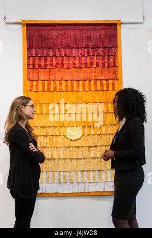 Londra, Regno Unito. Il 12 maggio 2017. Composizione n. 25 (Soleil), 2015, dal maliano artista Abdoulaye Konaté, est. GBP 10.000-15,000. Sotheby's annuncia la vendita inaugurale del moderno e arte contemporanea africana al suo nuovo Bond Street locali. 115 opere per oltre 60 diversi artisti provenienti da 14 paesi di tutto il continente sono sul display fino a quando la vendita il 16 maggio 2017. Foto Stock