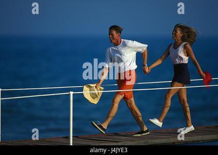 Mare, bridge, giovane, di mano in mano, fuso al di fuori, jetty, vacanze, tempo libero, andare, hop, felicemente, gioia, prejoy, attivamente, escursione Foto Stock