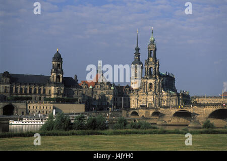 In Germania, in Sassonia, Dresda, vista città, la chiesa di corte, bloccare l'Elba, navi Europa, Germania orientale, città, vista cattedrale, torri di bloccaggio, torri, strutture, architettura, luoghi di interesse, cultura, sul fiume Elbufer, pontile, escursione barche, Silberstrasse Foto Stock