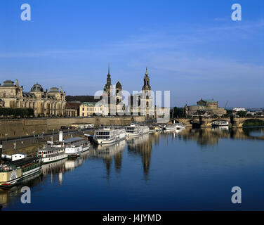 In Germania, in Sassonia, Dresda, vista sulla città, sul fiume Elba, navi Europa, Germania orientale, skyline, chiesa di corte, cattedrale, Semperoper, bloccare, torri, sul fiume Elbufer, pontile, escursione barche, visualizzare Silberstrasse Foto Stock
