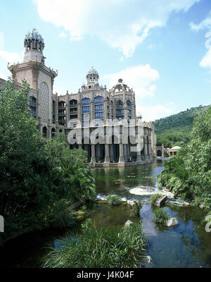 Sud Africa, nord ovest della provincia, Sun city hotel 'Palazzo della città perduta', Parco, stagno Africa, a cinque stelle, hotel facility, stile architettonico, architettura, parco, giardino, acqua cembalo, impianti idrici, turismo, vista Foto Stock