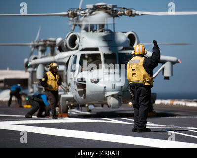 160930-N-BR551-062 OCEANO PACIFICO (sett. 30, 2016) Petty Officer 2a classe Randy morta, da San Diego, dirige un MH-60S Sea Hawk assegnati per i caricatori di elicottero di mare squadrone di combattimento (HSC) 14 sulla USS John C. Stennis' (CVN 74) ponte di volo. John C. Stennis è in corso conducendo le competenze e il supporto della formazione. (U.S. Navy foto di Sottufficiali di terza classe Rayburn Dakota/rilasciato) Foto Stock