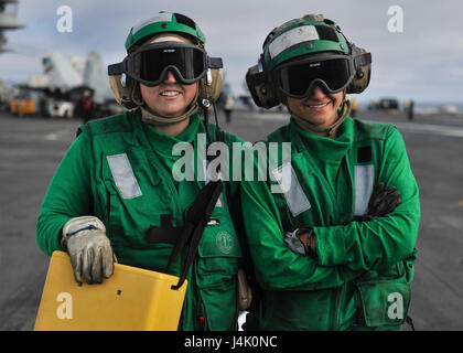 Oceano Pacifico (ott. 16, 2016)- Airman Victoria Bavington (sinistra) e Airman Khristina Lopatin attendere per operazioni di volo per iniziare sul ponte di volo della USS Nimitz CVN (68). Nimitz è in corso per completare il ponte di volo e di certificazione delle qualifiche del gestore per un prossimo 2017 deployment. (U.S. Navy foto di Sottufficiali di seconda classe Holly L. Herline/rilasciato) Foto Stock