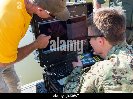 161104-N-SF508-149 Baton Rouge, Louisiana (nov. 4, 2016) Petty Officer di terza classe Hauk Darren, assegnato per l'eliminazione degli ordigni esplosivi gruppo (EODGRU) 2, dimostra la capacità dell'Seabotix ad azionamento remoto veicolo per un membro della East Baton Rouge Sheriff's Office Dive Team durante un esperto in materia di scambio di informazioni come parte di Baton Rouge Navy Week 2016. Baton Rouge è una delle città selezionate per ospitare il Navy 2016 settimana Una settimana dedicata al sollevamento U.S. Navy consapevolezza attraverso irradiazione locale, nel servizio alla comunità e mostre. (U.S. Navy foto di Sottufficiali di seconda classe Charles Oki/rilasciato) Foto Stock