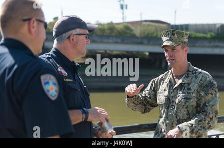 161104-N-SF508-254 Baton Rouge, Louisiana (nov. 4, 2016) Chief Petty Officer Josh Baker, assegnato per l'eliminazione degli ordigni esplosivi gruppo (EODGRU) 2, discute Marina le procedure di immersione con i membri di Baton Rouge del Dipartimento di Polizia di team di immersione durante un esperto in materia di scambio di informazioni come parte di Baton Rouge Navy Week 2016. Baton Rouge è una delle città selezionate per ospitare il Navy 2016 settimana Una settimana dedicata al sollevamento U.S. Navy consapevolezza attraverso irradiazione locale, nel servizio alla comunità e mostre. (U.S. Navy foto di Sottufficiali di seconda classe Charles Oki/rilasciato) Foto Stock