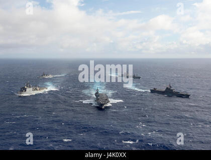 161106-N-ZK021-239 OCEANO PACIFICO (nov. 6, 2016) - Le navi che partecipano in vivo spada 2017 vapore in formazione durante un esercizio di foto. Appassionato di spada 17 è un giunto e bilaterali di formazione sul campo di allenamento (FTX) tra gli Stati Uniti e le forze giapponesi intende aumentare la prontezza e l'interoperabilità nel quadro dell'U.S. - Giappone alliance. (U.S. Navy foto di Sottufficiali di prima classe Gervacio Nardel/rilasciato) Foto Stock