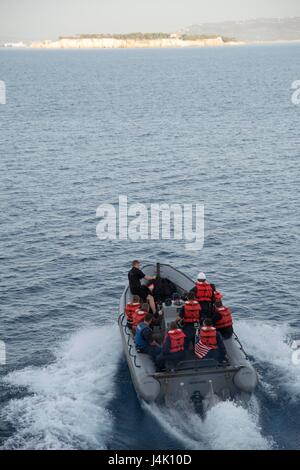 161107-N-ZE250-029 SOUDA BAY, Grecia (nov. 7, 2016) - velisti assegnati alla USS Carney (DDG 64) utilizzare uno scafo rigido barca gonfiabile per un trasferimento di personale e di formazione arte marinaresca in Souda Bay, Grecia nov. 7, 2016. Carney, un Arleigh Burke-class guidato-missile distruttore, distribuita a Rota, Spagna, sta conducendo una pattuglia di routine negli Stati Uniti Sesta flotta area di operazioni a sostegno degli Stati Uniti per gli interessi di sicurezza nazionali in Europa. (U.S. Navy foto di Sottufficiali di terza classe Weston Jones/rilasciato) Foto Stock