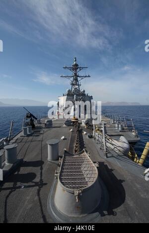 161107-N-ZE250-128 SOUDA BAY, Grecia (nov. 7, 2016) - USS Carney (DDG 64) si diparte Souda Bay, Grecia nov. 7, 2016. Carney, un Arleigh Burke-class guidato-missile distruttore, distribuita a Rota, Spagna, sta conducendo una pattuglia di routine negli Stati Uniti Sesta flotta area di operazioni a sostegno degli Stati Uniti per gli interessi di sicurezza nazionali in Europa. (U.S. Navy foto di Sottufficiali di terza classe Weston Jones/rilasciato) Foto Stock