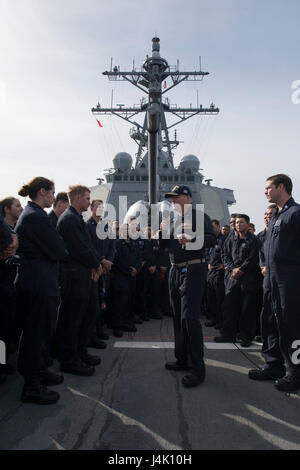 161107-N-ZE250-260 mare mediterraneo (nov. 7, 2016) - Cmdr. Peter Halvorsen, comandante, USS Carney (DDG 64), conduce un tutte le mani chiamata mentre di pattuglia nel Mare Mediterraneo nov. 7, 2016. Carney, un Arleigh Burke-class guidato-missile distruttore, distribuita a Rota, Spagna, sta conducendo una pattuglia di routine negli Stati Uniti Sesta flotta area di operazioni a sostegno degli Stati Uniti per gli interessi di sicurezza nazionali in Europa. (U.S. Navy foto di Sottufficiali di terza classe Weston Jones/rilasciato) Foto Stock