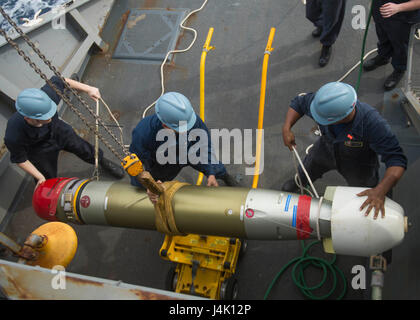 161108-N-GP524-558 OCEANO ATLANTICO (nov. 8, 2016) velisti assegnati alle visite-missile destroyer USS Stout (DDG 55) TRASPORTI UN M-46 siluro. Stout, distribuito come parte di Eisenhower Carrier Strike gruppo, è di sostenere le operazioni di sicurezza marittima e di protezione del teatro gli sforzi di cooperazione. (U.S. Navy foto di Sottufficiali di terza classe Bill Dodge) Foto Stock