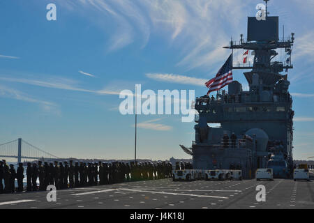 NEW YORK (nov. 10, 2016) Marinai e Marines uomo le rotaie di assalto anfibio nave USS Iwo Jima (LHD 7) come lei transita il fiume Hudson. Iwo Jima è che partecipano nella settimana dei veterani di New York City 2016 per onorare il servizio di tutte le nostre nazioni veterani. La nave ha fatto recentemente ritorno da l' assistenza umanitaria in missione ad Haiti dopo il passaggio dell uragano Matthew #USNavy #NYC #VeteransDay #Neverforget (U.S. Foto di Marina con marinaio Daniel C. Coxwest/rilasciato) Foto Stock