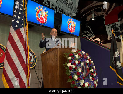 Col. Ryan Samuelson, 92Air Refuelling Wing Commander, grazie veterani assemblati durante un giorno di veterani cerimonia nov. 11, 2016 all'Arena di Spokane. La cerimonia annuale è celebrata in più luoghi attraverso Spokane in onore di tutti i veterani militari come hanno sacrificato per gli Stati Uniti. Foto Stock