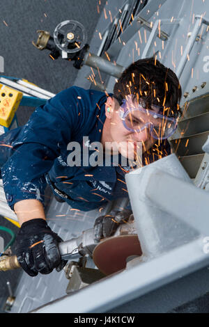 Oceano Pacifico (nov. 11, 2016) - Sottufficiali di terza classe Seth Howard, da Kenosha, Wis., prepara il pianale pula per la pittura a bordo Arleigh Burke-class guidato-missile destroyer USS Sampson (DDG 102). Sampson riferirà agli Stati Uniti Terza flotta, con sede a San Diego, mentre dispiegato per il Pacifico occidentale come parte dell'U.S. Flotta del pacifico-led iniziativa di estendere il comando e le funzioni di controllo della flotta di terzi nella regione. (U.S. Navy foto di Sottufficiali di seconda classe Bryan Jackson/rilasciato) Foto Stock