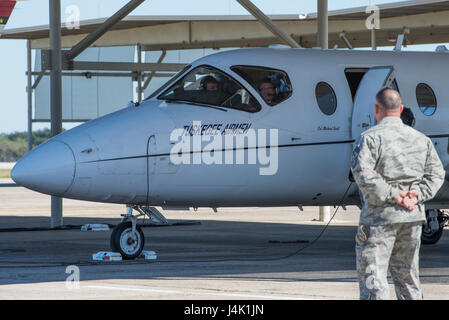 Il Segretario della Difesa Ash Carter si prepara a prendere un volo di orientamento in un T-1A Jayhawk come Chief Master Sgt. Brian Kentta, XII Flying ala formazione command chief, guarda su base comune San Antonio-Randolph nov. 16, 2016. Carter reso visita a tutte le tre posizioni JBSA per assicurare in futuro la disponibilità dei membri del servizio. (U.S. Air Force foto di Airman 1. Classe Lauren Ely) Foto Stock