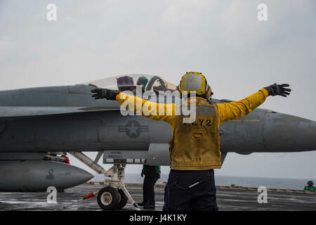 161124-N-QI061-136 GOLFO ARABICO (nov. 24, 2016) Petty Officer di terza classe Kenneth Tenoso segnali al cap. Jeffrey Anderson, Commander, Carrier aria Wing tre all'interno del cockpit di un F/A-18E Super Hornet assegnati ai Sidewinders di Strike Fighter Squadron (VFA) 86 sul ponte di volo della portaerei USS Dwight D. Eisenhower CVN (69) (IKE). Ike e la sua portante Strike gruppo vengono distribuiti a supporto di funzionamento inerenti risolvere, le operazioni di sicurezza marittima e di teatro la cooperazione in materia di sicurezza gli sforzi negli Stati Uniti Quinta Flotta area di operazioni. (U.S. Navy foto di Sottufficiali di terza classe Nat Foto Stock