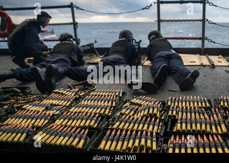 161215-N-YB023-033 OCEANO ATLANTICO (dec. n. 15, 2016) marinai di partecipare a un'esercitazione a fuoco sul fiocco della portaerei USS George Washington (CVN 73). George Washington, homeported in Norfolk, è in corso la conduzione di qualifiche nell'Oceano Atlantico. (U.S. Navy foto di Sottufficiali di terza classe Clemente A. Lynch/rilasciato) Foto Stock