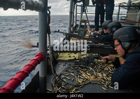 161215-N-YB023-946 OCEANO ATLANTICO (dec. n. 15, 2016) marinai di partecipare a un'esercitazione a fuoco sul fiocco della portaerei USS George Washington (CVN 73). George Washington, homeported in Norfolk, è in corso la conduzione di qualifiche nell'Oceano Atlantico. (U.S. Navy foto di Sottufficiali di terza classe Clemente A. Lynch) Foto Stock