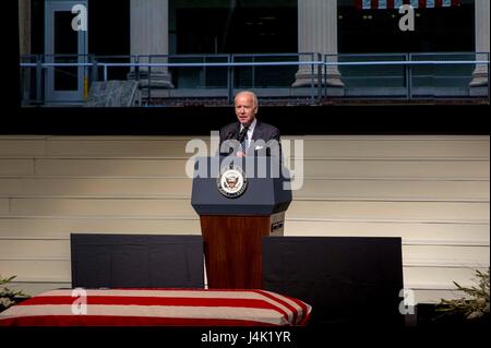 Una celebrazione della vita per l'astronauta e senatore John Glenn si è tenuta presso l'Ohio State University, Columbus, Ohio, il 17 dicembre 2016, evidenziando le sue 149 missioni di combattimento nella seconda guerra mondiale e nella guerra di Corea, e la sua storica orbita della Terra del 1962. Foto Stock