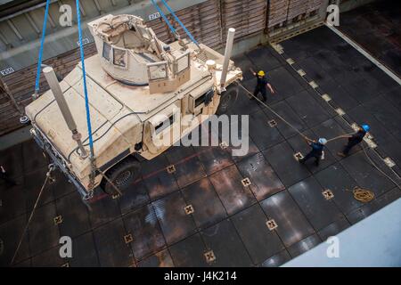 161220-N-TU910-312 Golfo di Aden (dec. n. 20, 2016) i marinai a bordo del dock anfibio sbarco nave USS Comstock (LSD 45) guidano un Humvee come è issata dalla nave ben coperta. Comstock è distribuito come parte dell'Makin Island anfibio gruppo pronto per gli Stati Uniti Quinta Flotta area di operazioni per supportare le operazioni di sicurezza marittima e di protezione del teatro gli sforzi di cooperazione. (U.S. Foto di Marina di Massa lo specialista di comunicazione di terza classe Abby Rader) Foto Stock