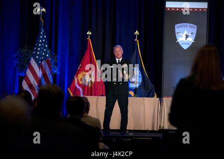 170110-N-TC437-9740 Arlington, Virginia (GEN. 10, 2017) Vice Adm. Tom Rowden, Commander, Navale forze di superficie, dà le osservazioni di apertura in occasione della 29 a superficie annuale Navy Association (SNA) Simposio Nazionale. Rowden sta mettendo in evidenza il nuovo "Forza superficiale strategia" che descrive il ritorno in mare di controllo e attuazione della letalità distribuiti. L'obiettivo della superficie vigore strategia è quello di raggiungere e mantenere il controllo del mare nel momento e nel luogo della Marina è scelta al fine di proteggere la patria da lontano, costruire e mantenere la sicurezza globale, progetto nazionale di potenza degli Stati Uniti e Foto Stock