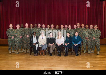 Stati Uniti Marine Corps Brig. Gen. Kevin J. Killea, centro, comandante generale, Marine Corps Impianti West, Marine Corps base Camp Pendleton, pone con i senior leader durante l'installazione dei comandanti' incontro al Pacific opinioni Event Center su Camp Pendleton, California, Gennaio 19, 2017. (U.S. Marine Corps photo by Lance Cpl. Brooke boschi) Foto Stock